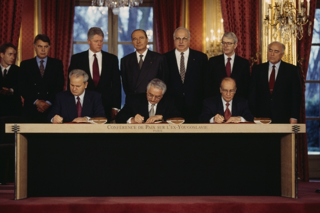 Tarihler 14 Aralık 1995’i gösterdiğinde Bosna Savaşı’na son veren Dayton Barış Anlaşması, Fransa’nın başkenti Paris’te bulunan Cumhurbaşkanlığı Sarayı Elysee'de imzalandı. Fotoğraf: Getty